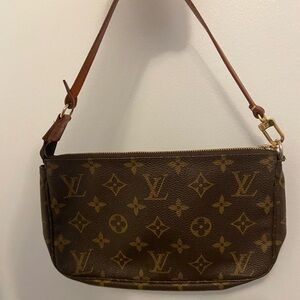 Authentic- Small Louis Vuitton Pochette. Classic print.🖤